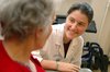 Visuel pour l'&eacute;ducation th&eacute;rapeurique, un soignant qui s'adresse &agrave; un patient